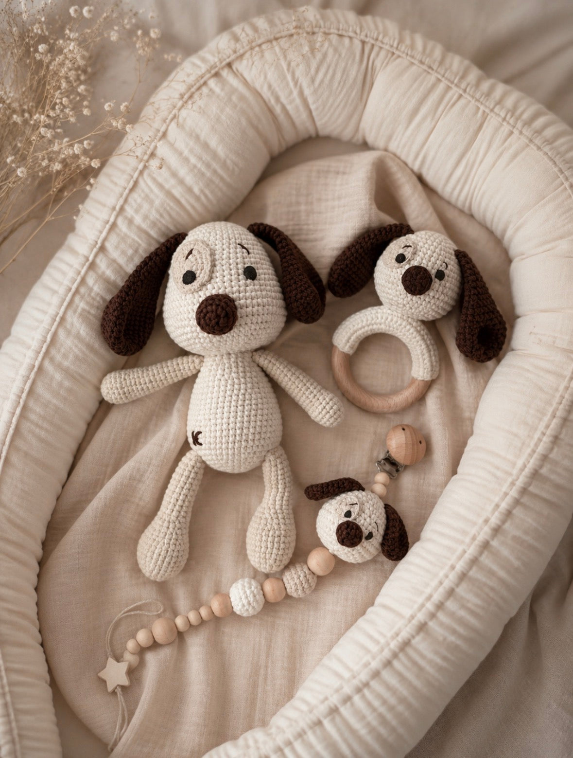 Charlie - presentkit stickad vit/brun hund